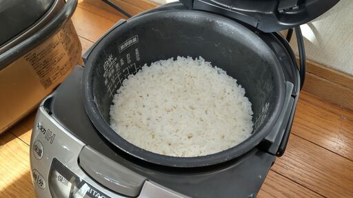 中古　内部電池切れ　HITACHI 日立 5.5合IH炊飯器 黒厚鉄釜 RZ-NS10J 　炊飯確認済み