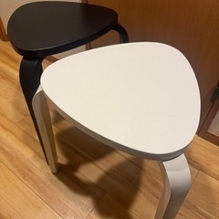 IKEA 丸椅子白黒2個