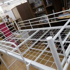現状特価品！スチール製 ミドルベッド ホワイト はしご付き パイプベッド ハイベッド ロフトベッド シングルサイズ　西岡店