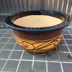 大型の陶器製植木鉢2個