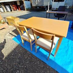 食卓テーブル椅子2脚ベンチ椅子付き。
