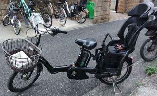 143️土日もお子様と土足のままご試乗可能です。いろいろ、お子さんとご試乗可能です。  ２０インチ、１人乗り、２人乗り、３人乗り、前かご、後チャイルドシート、  オプション無料。後ろチャイルドシートをかごに変更して２人乗りに変更も可能」です。  ️先着１個のみ無料。エクストラ・前チャイルドシートを付けると、３人乗りに変更も可能。  バッテリーは、新品の９０％以上の性能を保持してコンディション良好です。  １回の充電で３０ｋｍ以上の走行が可能です。山手線を１周するくらいの距離走れます