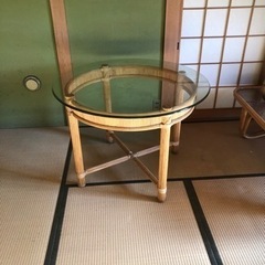 籐の円形テーブル