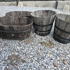 アンティーク調の樽型。木製の鉢植え4つ。