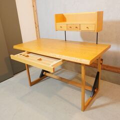 北海道のTAKUMI KOHGEI(匠工芸)のオーク無垢材 デスクです。天然木のナチュラルな質感が魅力の学習机。リビングや書斎に置いてワークデスクとしても活躍してくれます！北欧スタイルや和モダンなど♪DJ419