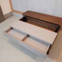 moda en casa(モーダエンカーサ)取り扱いメーカーSketch(スケッチ)のOde(オデ) リフトアップセンターテーブル。天板下にはビルドインストレージがあり、引き出しも付きで豊富な収納量。DJ432