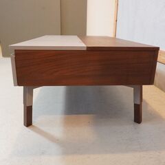 moda en casa(モーダエンカーサ)取り扱いメーカーSketch(スケッチ)のOde(オデ) リフトアップセンターテーブル。天板下にはビルドインストレージがあり、引き出しも付きで豊富な収納量。DJ432