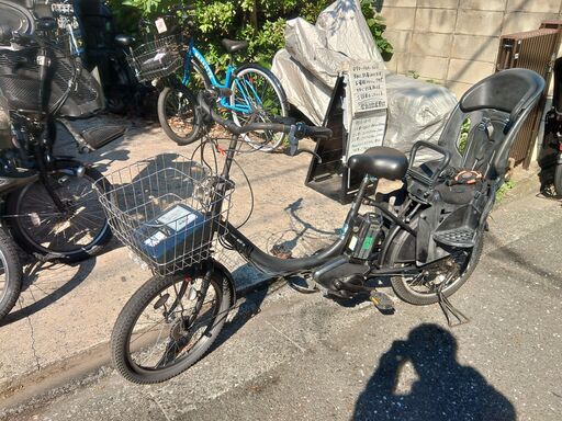 171️２０インチ、前かご、後チャイルドシート、２人乗り、３人乗り、電動自転車  先着１個のみ無料。エクストラ・前チャイルドシートを付けると、３人乗りに変更も可能です。  オプション無料。後ろチャイルドシートをかごに変更して、１人乗りに変更も可能です。  ️土日もお子様と土足のままご試乗可能です。いろいろな種類のご試乗可能です。　  １回の充電で３０ｋｍ以上の走行が可能です。山手線を１周するくらいの距離を走れます。  バッテリーは、新品の９０％以上の性能を保持していてコンディション