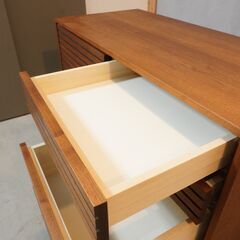 Hiromatsu Furniture(広松木工)のVERA CREPA(ベラクレッパ) キャビネット。オーク材の木目を活かしたスリットが魅力的なサイドボードは北欧スタイルやカフェ風のお部屋に♪DJ439