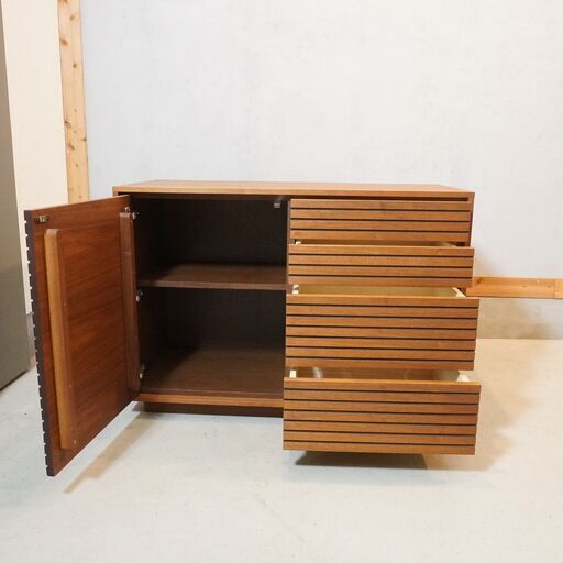 Hiromatsu Furniture(広松木工)のVERA CREPA(ベラクレッパ) キャビネット。オーク材の木目を活かしたスリットが魅力的なサイドボードは北欧スタイルやカフェ風のお部屋に♪DJ439