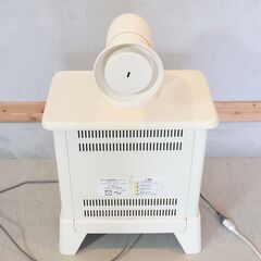 DeLonghi(デロンギ)の暖炉型電気ファンヒーターです。暖炉のある暮らしが手軽に楽しめるレトロな暖房器具。リアルなゆらぎの炎はリビングを癒しの空間に。視覚で感じるリラックス効果抜群です。DJ443