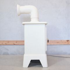 DeLonghi(デロンギ)の暖炉型電気ファンヒーターです。暖炉のある暮らしが手軽に楽しめるレトロな暖房器具。リアルなゆらぎの炎はリビングを癒しの空間に。視覚で感じるリラックス効果抜群です。DJ443