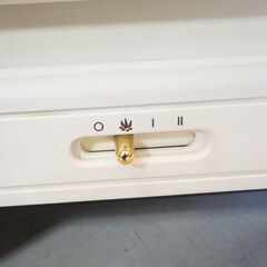 DeLonghi(デロンギ)の暖炉型電気ファンヒーターです。暖炉のある暮らしが手軽に楽しめるレトロな暖房器具。リアルなゆらぎの炎はリビングを癒しの空間に。視覚で感じるリラックス効果抜群です。DJ443