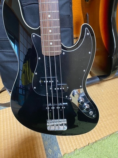 Fender フェンダー エレキベース AERODYN黒
