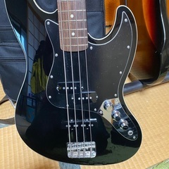 Fender フェンダー エレキベース AERODYN黒