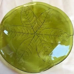 【引き渡し完了】葉っぱレリーフ皿　グリーン　緑　ガラス　直径25...