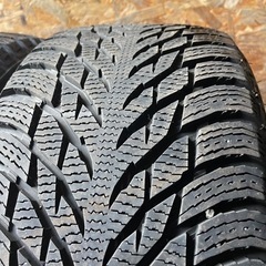 バリ山　NOKIAN TYRES HAKKAPELIITTA R3 245/45R18 スタッドレス　タイヤ　2018年製　18インチ