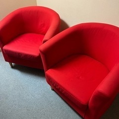 赤いソファー2つ