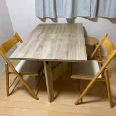 テーブル(折りたたみ式で便利です) 椅子付き