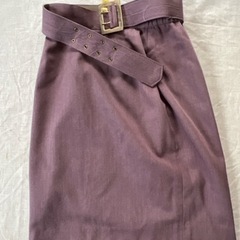 ベルト付き紫のスカート