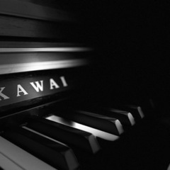 KAWAI ブラックピアノ　椅子あり