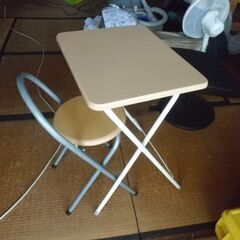 折り畳みテーブルと折り畳み椅子