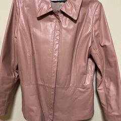 ピンクの皮のジャケット