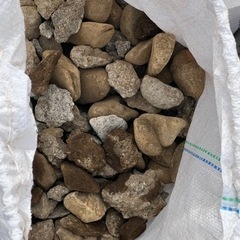 石、コンクリートブロック片