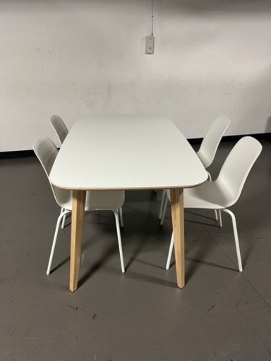 テーブルと椅子(4つ)