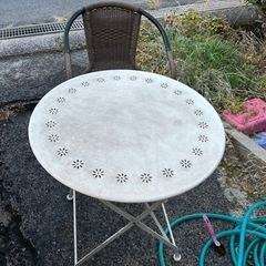 ガーデンテーブルと椅子1脚