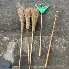 ほうき3本　熊手2本