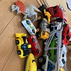 車や恐竜のおもちゃ。まとめて。