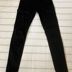UNIQLO　黒色ズボン（収縮スリムタイプ）　メンズ 