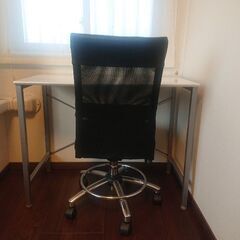 シンプルなデスクと高さ調節可能な椅子
