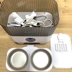 美品　ブリシア 自動給餌器 猫 多頭飼い カメラ付き自動給餌器 2匹 中小型犬用 スマホ操作 録音可 手動給餌可 2WAY給電 WiFi接続式 乾燥剤内蔵 2個のステンレス製トレイ付き 定時定量 5L大容量 ペットフィーダー (多頭飼いカメラ付きWi-Fi接続式自動給餌機) キャットフード　ドッグ　犬　フェレット