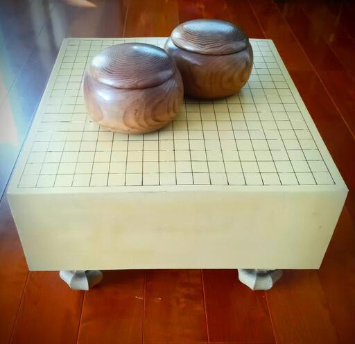 足つき碁盤 碁盤 碁石 囲碁 囲碁セット\n当方　囲碁につきましてはあまり詳しくないので正確なことが分かりません\n経年による キズ等はございますが\nそれが気にならなければ全般的にはとても上品で良い雰囲気です\n\n碁笥と 碁石については とても高級感のある良いものだと思われます\n\nサイズ\n縦 約45.5cm\n横 約40.5cm\n高さ 約27.5cm\n\n