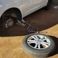 タイヤ付け替え出張いたします。
