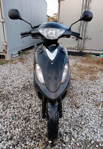 優れたエンジン。  (SYM)。  DD50。 バッテリーは新品です。 シートカバーは新品です。 とても速いバイク。 サイドスタンド付き。2ストロークエンジン.