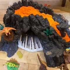 恐竜火山のジオラマおもちゃ