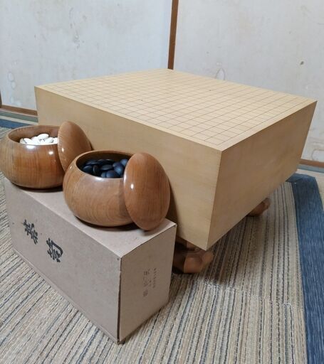 碁盤/高級良品/天然木/足付き/へそ付き　碁石・碁笥付き