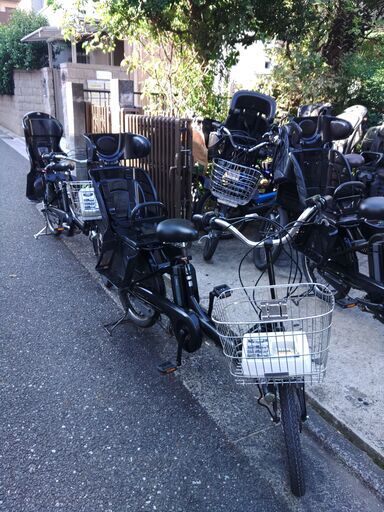 185　電動自転車・リサイクル専門店　ブリヂストン、ヤマハ共同生産モデル。  バカ良心的な電動自転車屋土日もお子様と土足のまま、ご試乗可能です。  安心の３カ月・１００日間・保障、無料・点検サービス・無料交換保証  土日もお子様と土足のまま、いろいろなタイプのご試乗が可能です。  ️２０インチ、チャイルドシート、３人乗り、２人乗り、１人乗り、電動自転車  バッテリーは、新品の９０％以上の性能を保持していて、コンディション良好です。  １回の充電で３０ｋｍ以上の走行が