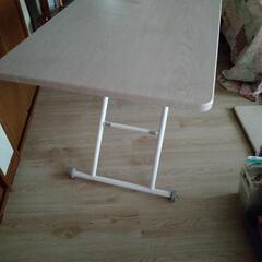 白の折りたたみテーブル