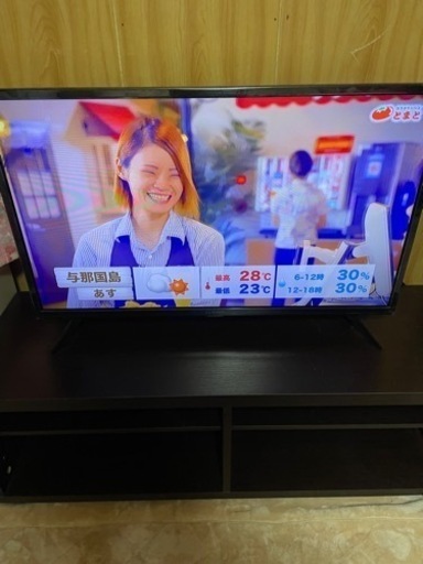 2020年製　32型テレビ（テレビ台付き）
