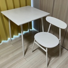 テーブル、椅子二脚　　