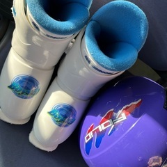 スキー靴とヘルメット　２１.0～22.0ｃｍ