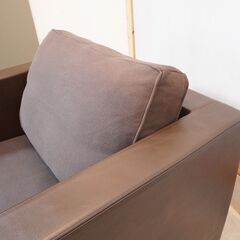 Cassina ixc.(カッシーナ・イクスシー)取扱い、CATHERINE MEMMI(カトリーヌ・メミ)のSOHO(ソーホー)シングルソファ。レザーとファブリックがミックスされたモダンなデザイン♪DJ537