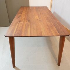 IDC OTSUKA(大塚家具)の木の素材感を楽しめるFill3(フィル3) ダイニングテーブルです。木目の美しいウォールナット無垢材を活かしたシンプルなデザインの食卓はカフェ風や北欧スタイルなどに♪DJ539