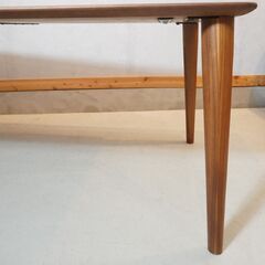 IDC OTSUKA(大塚家具)の木の素材感を楽しめるFill3(フィル3) ダイニングテーブルです。木目の美しいウォールナット無垢材を活かしたシンプルなデザインの食卓はカフェ風や北欧スタイルなどに♪DJ539