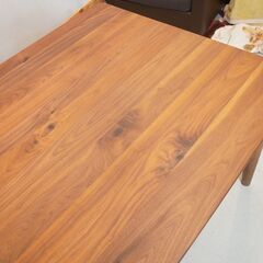 IDC OTSUKA(大塚家具)の木の素材感を楽しめるFill3(フィル3) ダイニングテーブルです。木目の美しいウォールナット無垢材を活かしたシンプルなデザインの食卓はカフェ風や北欧スタイルなどに♪DJ539