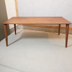 IDC OTSUKA(大塚家具)の木の素材感を楽しめるFill3(フィル3) ダイニングテーブルです。木目の美しいウォールナット無垢材を活かしたシンプルなデザインの食卓はカフェ風や北欧スタイルなどに♪DJ539